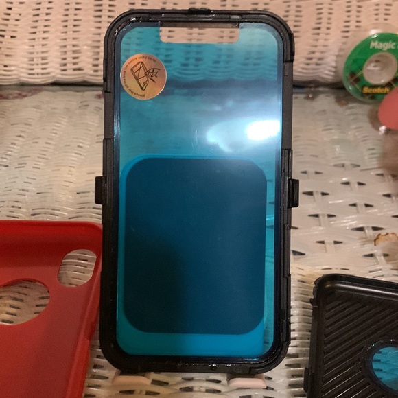 iPhone XR OutterBox case - Picture 4 of 8